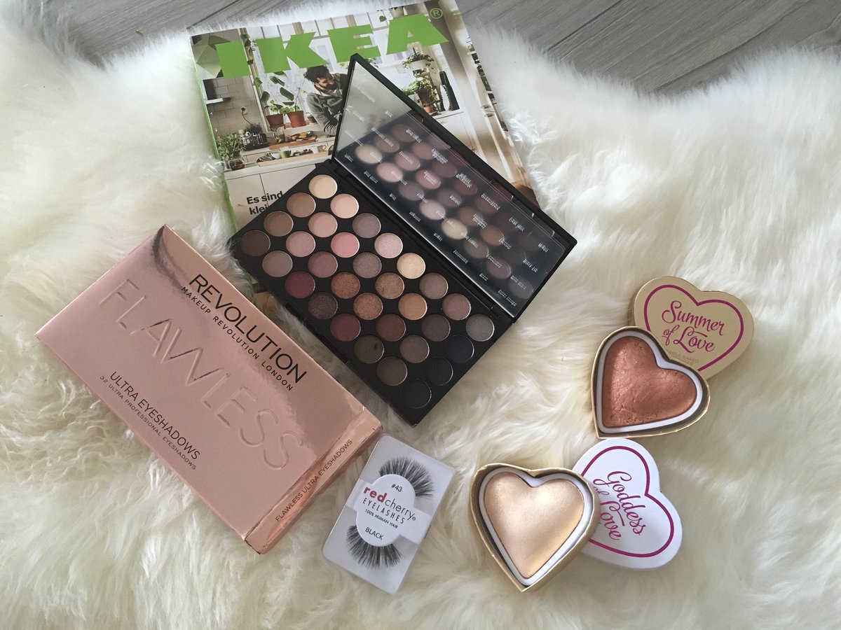 AldijanaPa's tweet photo. Goodies just arrived, #makeuprevolutioneyeshadowpalette #cherrylashes are amazing #bronzer #highlighter💄makeupaddict https://t.co/EHNYiOds03