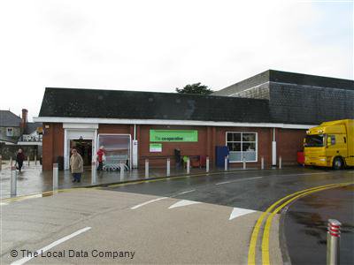 AmmanfordDaily's tweet photo. A fight occurred outside Ammanford Co-op at 6:15pm yesterday, involving two young adults, ages 18 and 19. One was arrested. #AmmanfordDaily https://t.co/NcfDHxcWYf
