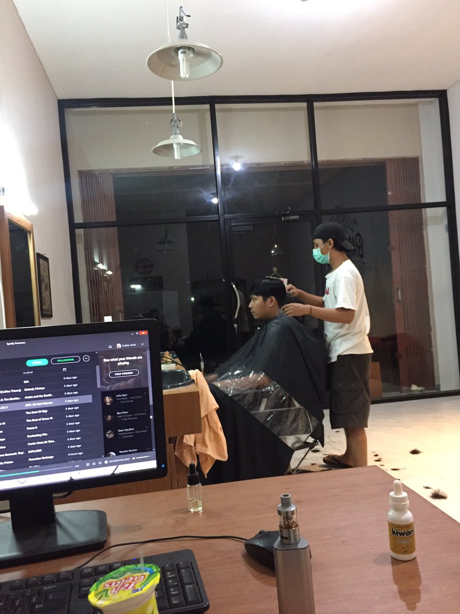 Malam masih semangat!yg mau potong datang langsung buka sampe jam 9malam✂️💈