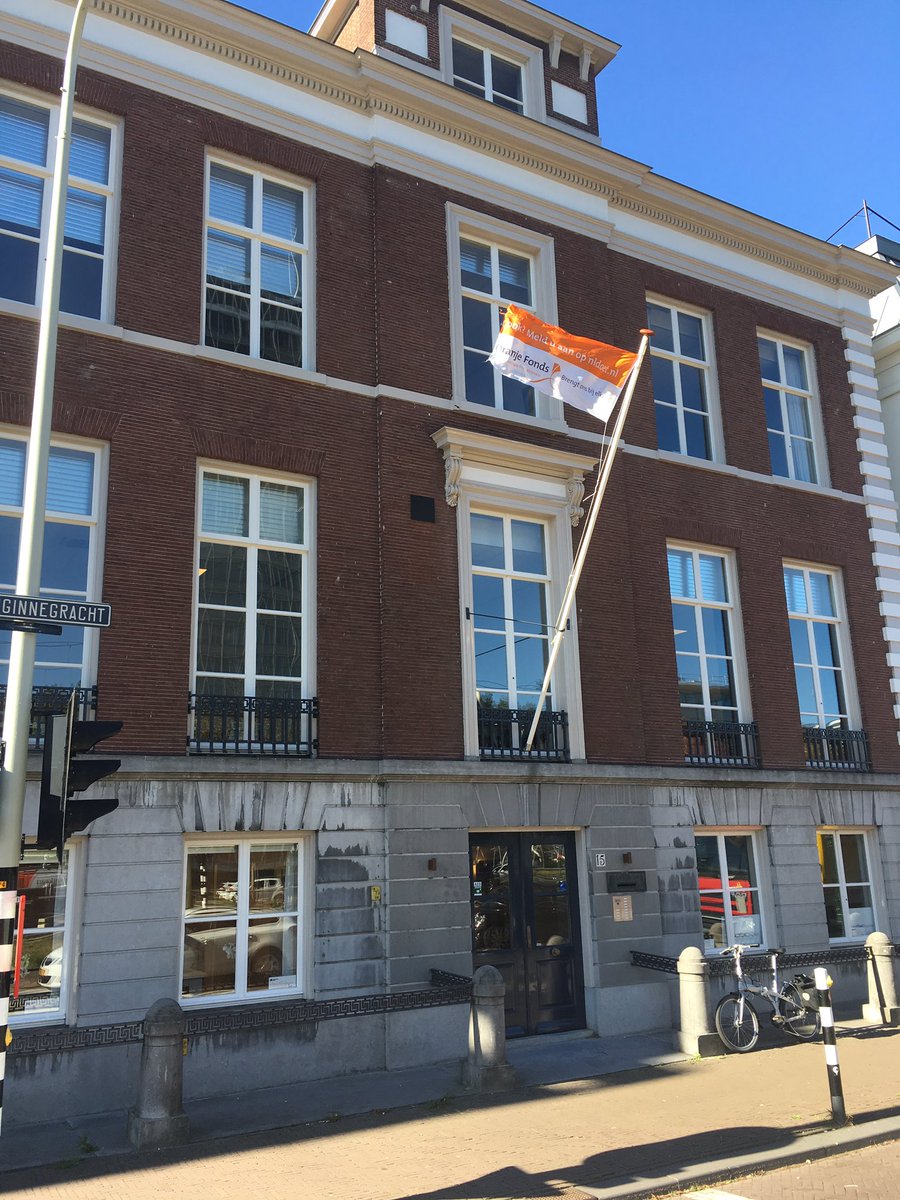 Op de vouwfiets🚲🚲 op bezoek bij stichting Boschuysen, sinds 1564 actief voor jonge mensen in Den Haag. Ze staken de vlag voor me uit👍