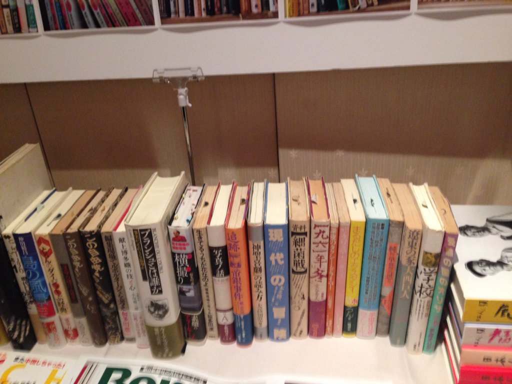 ひらたよーこ 和多田進さんを偲ぶ会の会場には 和多田進さんの本棚コーナーがありました
