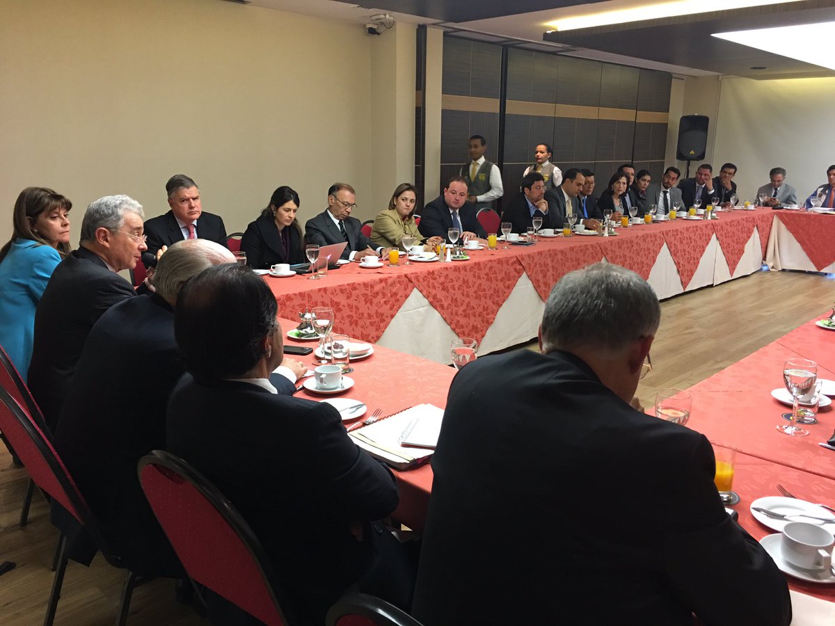 A esta hora nos reunimos varios representantes de la Campaña del NO