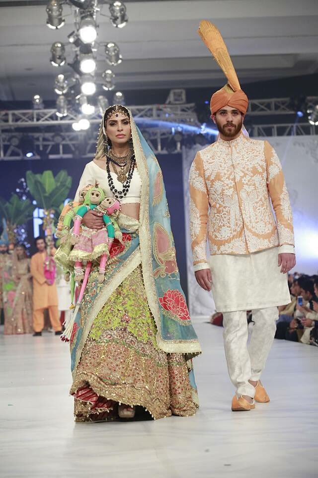zafrancouture's tweet image. @ALIXEESHAN showcases innovative&amp;amp;inspiring Pakistani fashion on the ramp at #PFDC2016, with beautiful Mahira Khan in ivory and white
