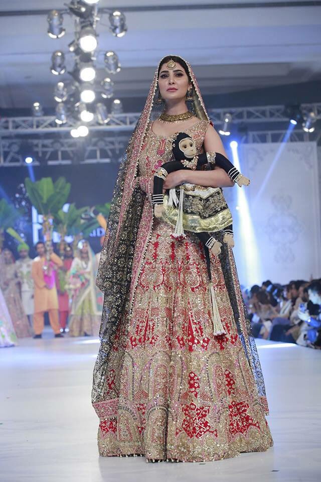 zafrancouture's tweet image. @ALIXEESHAN showcases innovative&amp;amp;inspiring Pakistani fashion on the ramp at #PFDC2016, with beautiful Mahira Khan in ivory and white