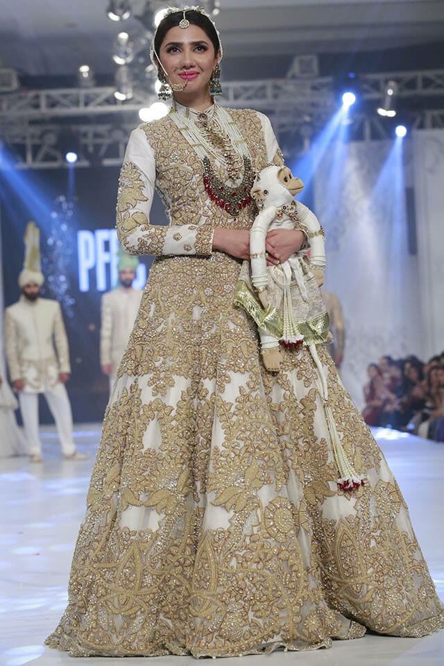zafrancouture's tweet image. @ALIXEESHAN showcases innovative&amp;amp;inspiring Pakistani fashion on the ramp at #PFDC2016, with beautiful Mahira Khan in ivory and white