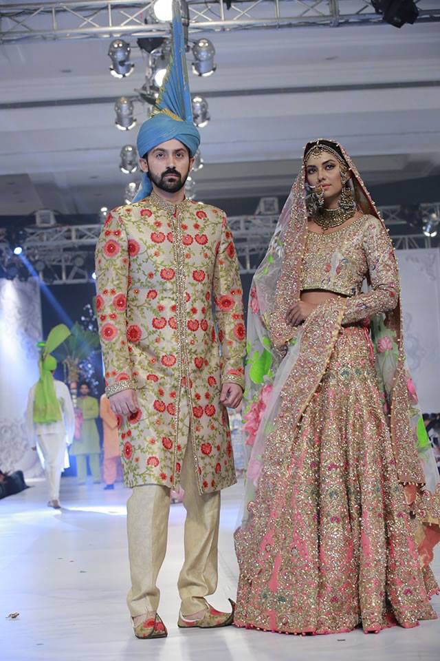 zafrancouture's tweet image. @ALIXEESHAN showcases innovative&amp;amp;inspiring Pakistani fashion on the ramp at #PFDC2016, with beautiful Mahira Khan in ivory and white