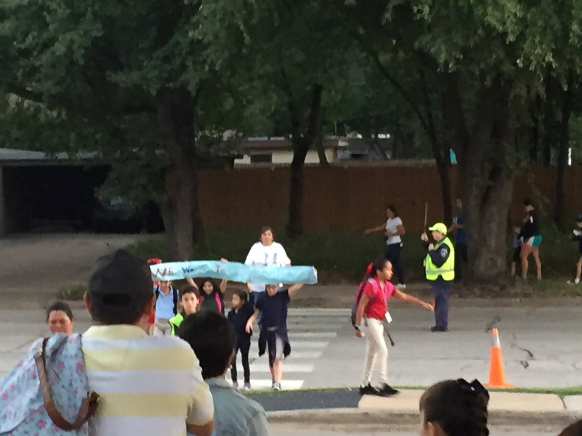 djimenez38K's tweet photo. Lively Kindergarten walking to school. What a great way to start the day 👍@LivelyPE @americawalks with #walktoschool #wearelively #stepitup https://t.co/adnvOueJjN