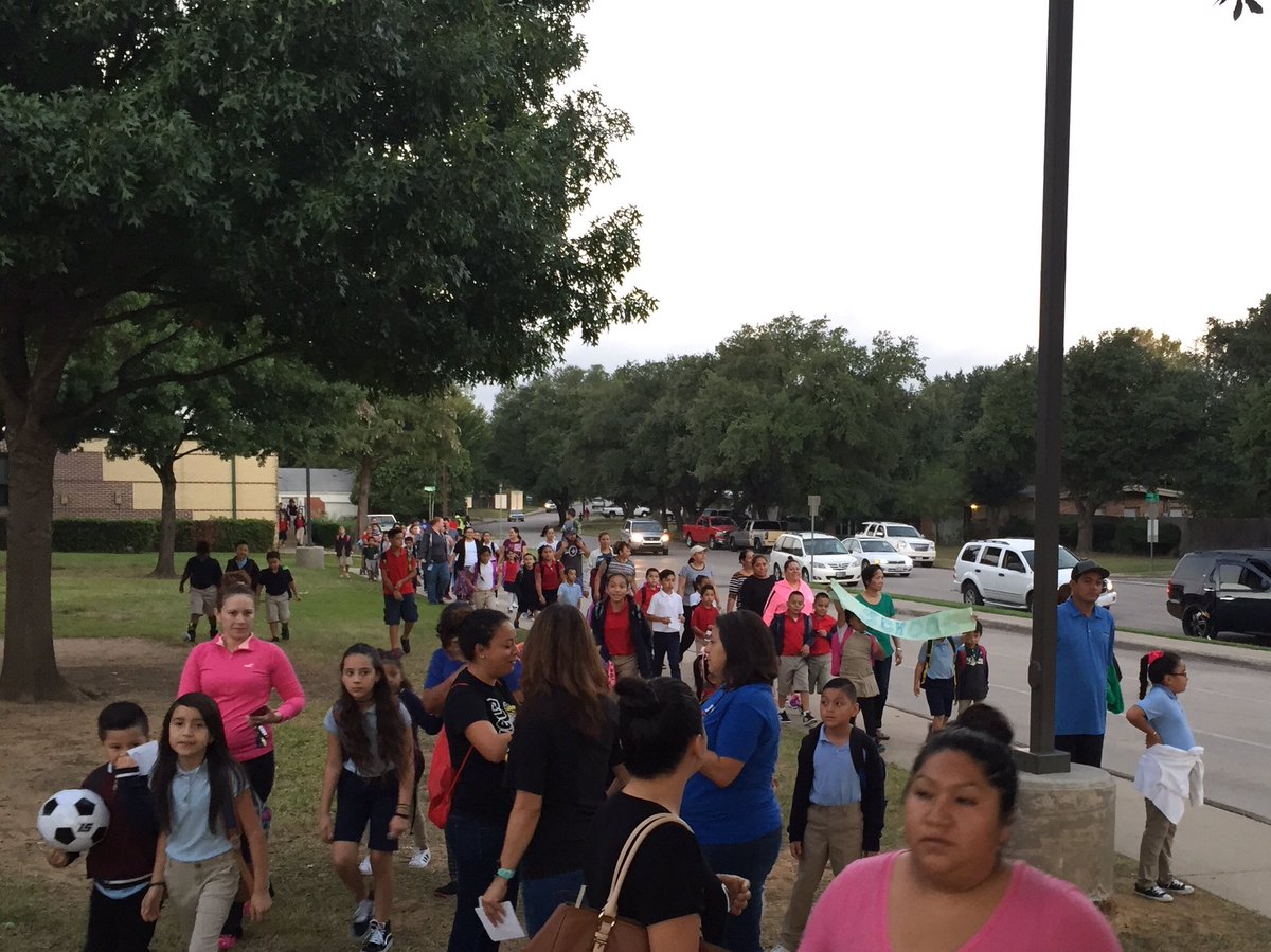 djimenez38K's tweet photo. Lively Kindergarten walking to school. What a great way to start the day 👍@LivelyPE @americawalks with #walktoschool #wearelively #stepitup https://t.co/adnvOueJjN
