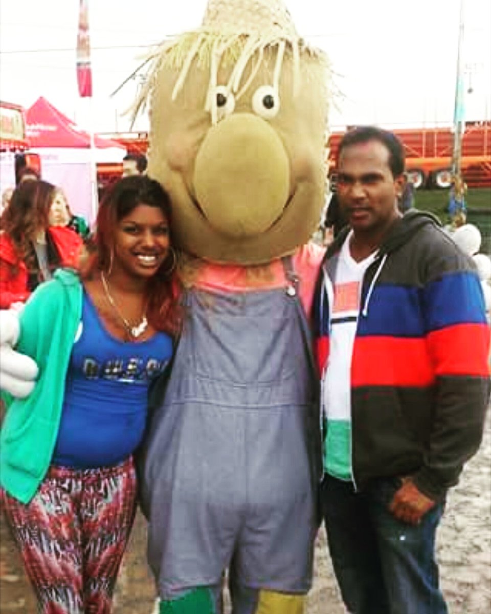 MarkhamFaircrow's tweet photo. Krystalle brought her #friend to the #MarkhamFair for the first time! So great to meet new people!
#Faircrow #goodtimes #makingmemories https://t.co/SqJvjMy3EU