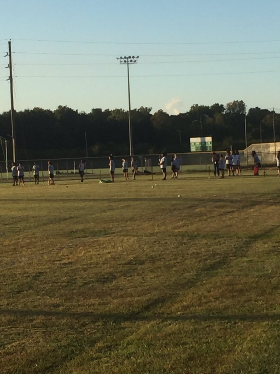 ForkEmUp's tweet photo. Batting practice with @smparich #mcjhgirlspe #maydeusproud #softballunit #batting ⚾️💚🐊 https://t.co/x20jHdd18o