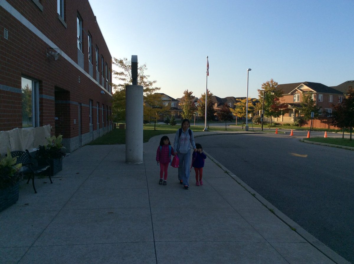 YorkRegionGovt's tweet photo. Did you know walking to school can improve traffic conditions around schools?  #iwalk2016 @YRP @YorkParamedics @YRDSB https://t.co/abTCGMx3L8