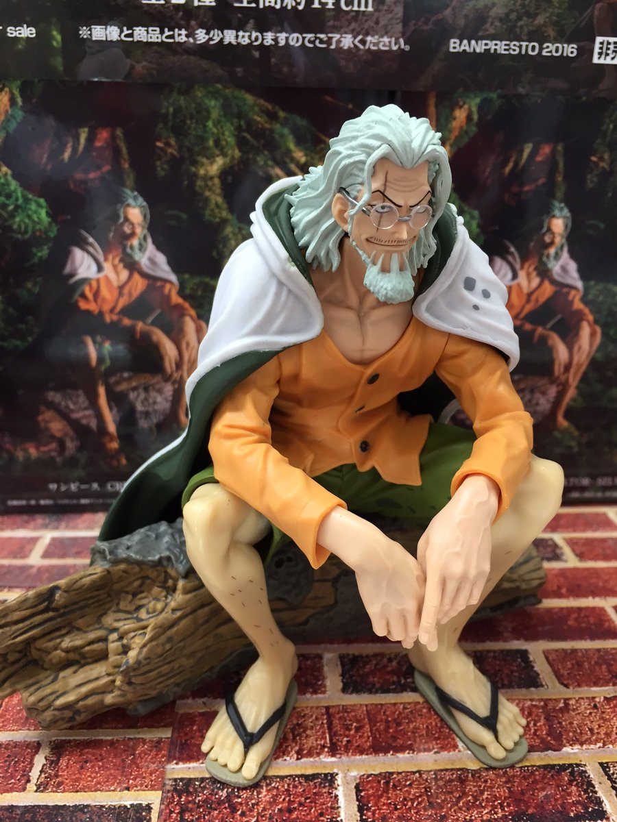 タイトーステーションアミュおおいた店 V Tvittere プライズ ワンピース よりシルバーズ レイリーさんのフィギュアが入荷しました なんだかシイタケ栽培が捗りそうな木に座る渋いおじさま とっても造形が細かいです おうちに飾りたくなってきます