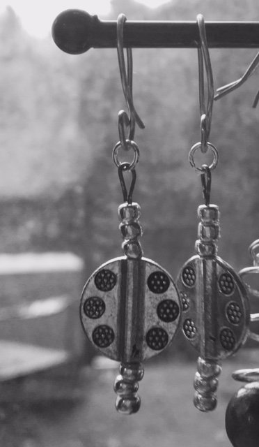 ufmoodboard's tweet photo. #blackandwhitephotography #handcrafted #jewelry #earrings #jewelryinajar #design #create https://t.co/OcnbzKlsmu