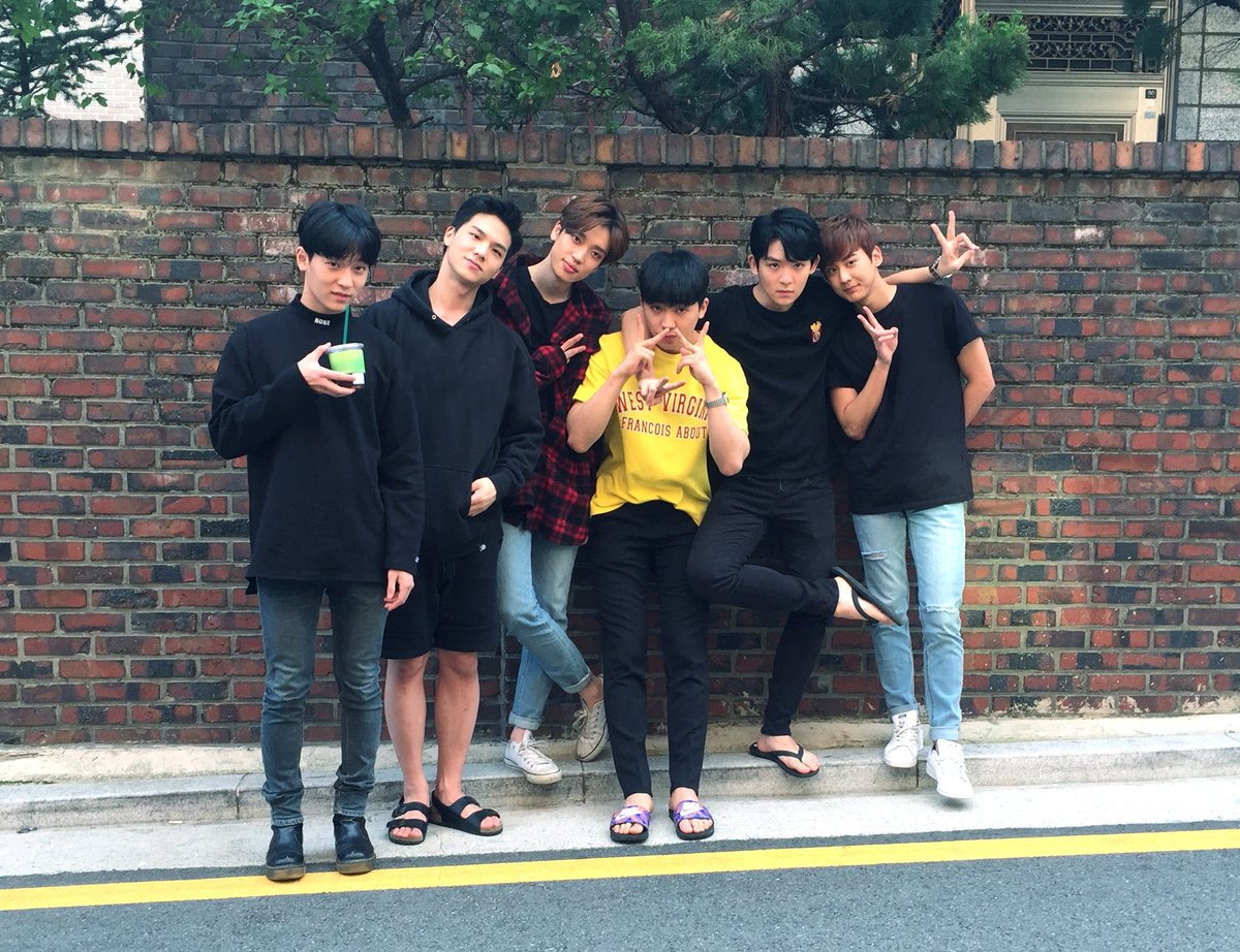 TEEN_TOP's tweet photo. 오늘은 #천지 생일이니까! 단체사진의 진실.jpg
 #이찬희여서_고마워 #PrinceChanheeday #왕자천지데이 https://t.co/T5ypY73ZuV