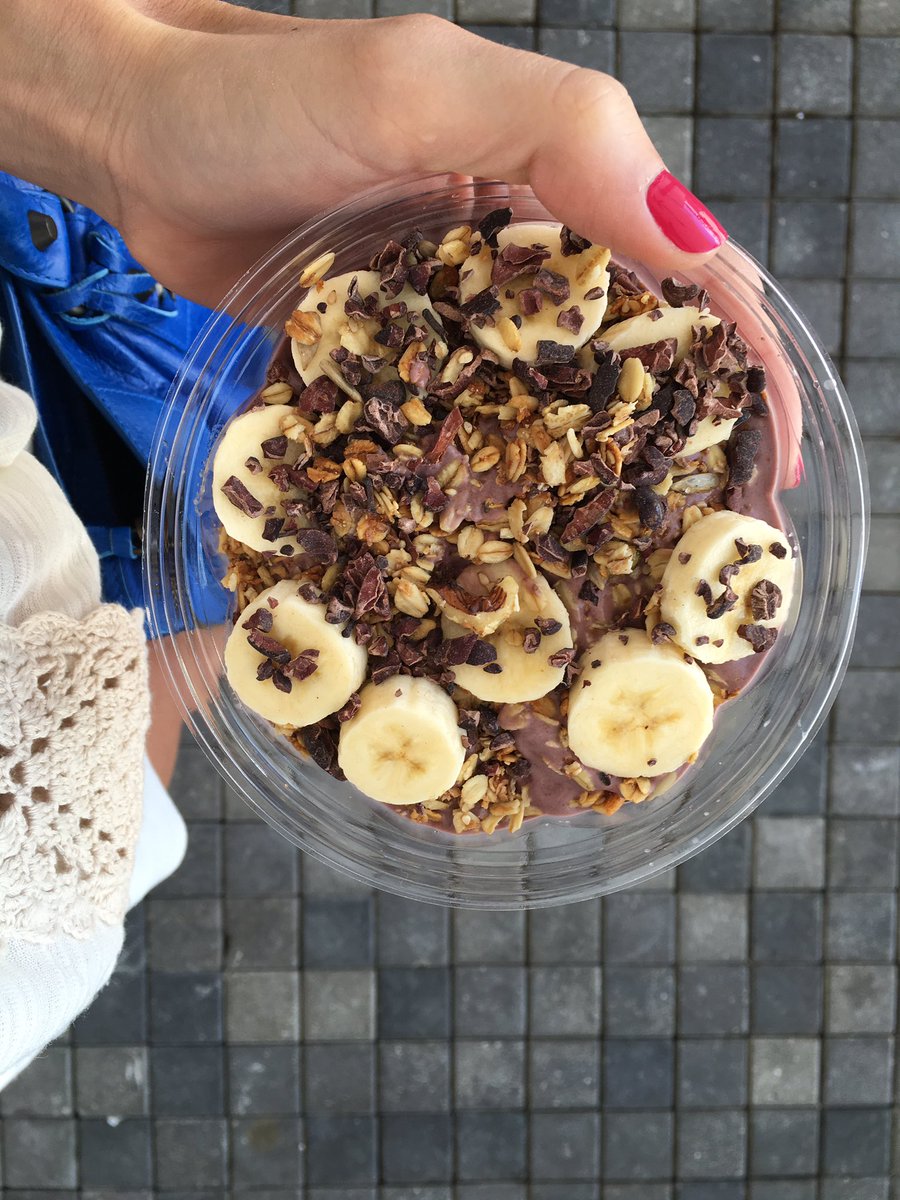 #ideasaludable bowl de açai con plátano, cacao nibs y grawnola.