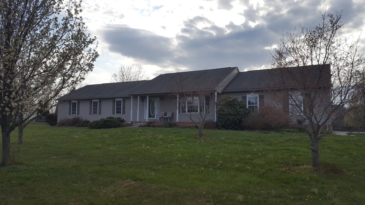 NatureDesignINC's tweet photo. Here are some before and after pictures for a front landscape makeover.  #landscaping #rancherlandscape #curbappeal #makeover https://t.co/y05BrFl9XR