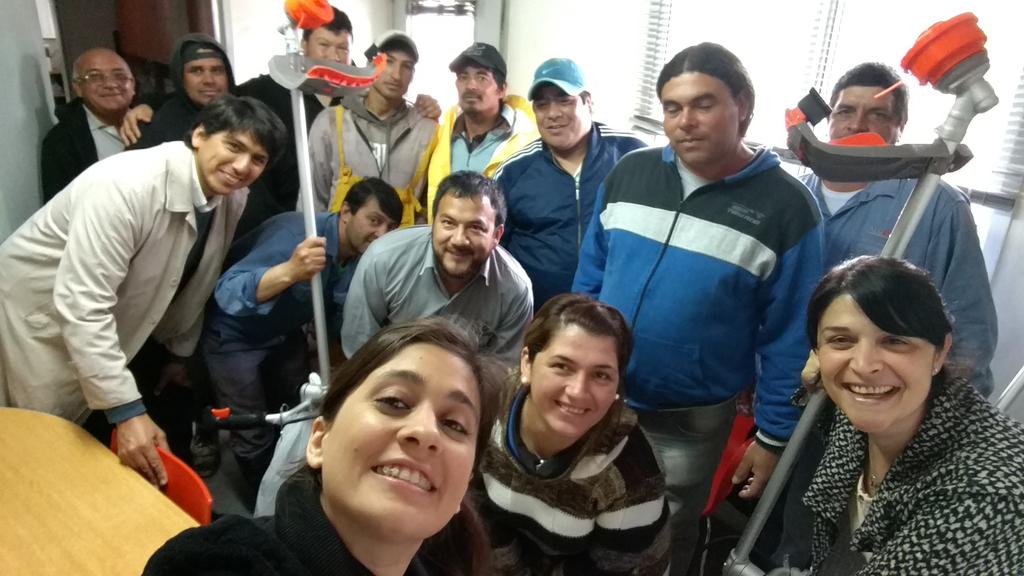 CeciMijich's tweet photo. Dejaron el caballo y el carro! Hoy comienzan c emprendimiento d jardinería. Vos podés contactarlos y ayudarlos! Seguimos #Andando. #Confiar https://t.co/Cw5goHk0Ue