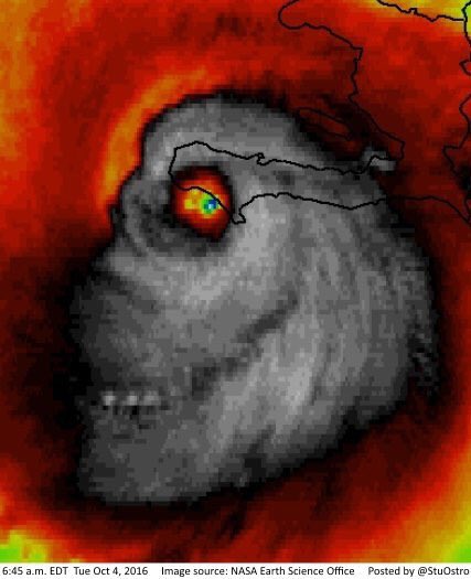 Esta será de las imagenes más virales del año.  Huracán #Matthew tocando tierra en #Haiti captada ayer por <a href="/StuOstro/">Stu Ostro</a> Es real y terrorifica.
