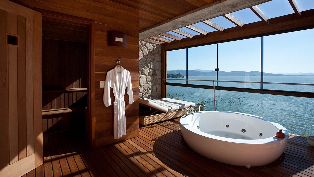 UltimateTravCo's tweet photo. 15 of the world's most luxurious beach holidays https://t.co/sEITEMdSXb via @aoltraveluk https://t.co/1yo2Quqifz