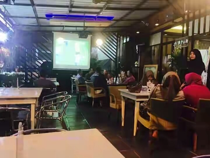 Lhost_cafe's tweet photo. Hujan gini mah neduh aja dolo disini sambil romantisin sama #LhostMenu DIMSUM Sambil liat Chanel tv Prabayar #lhostcafe https://t.co/13JwAxSyjf