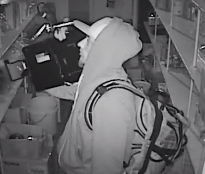 lpsmediaoffice's tweet photo. Pls RT: This guy was #CaughtOnCamera at a Break In this summer. Can you ID him?? https://t.co/CJwCuYdRqP @BossHogs_ #ldnont https://t.co/FQoTr7858b