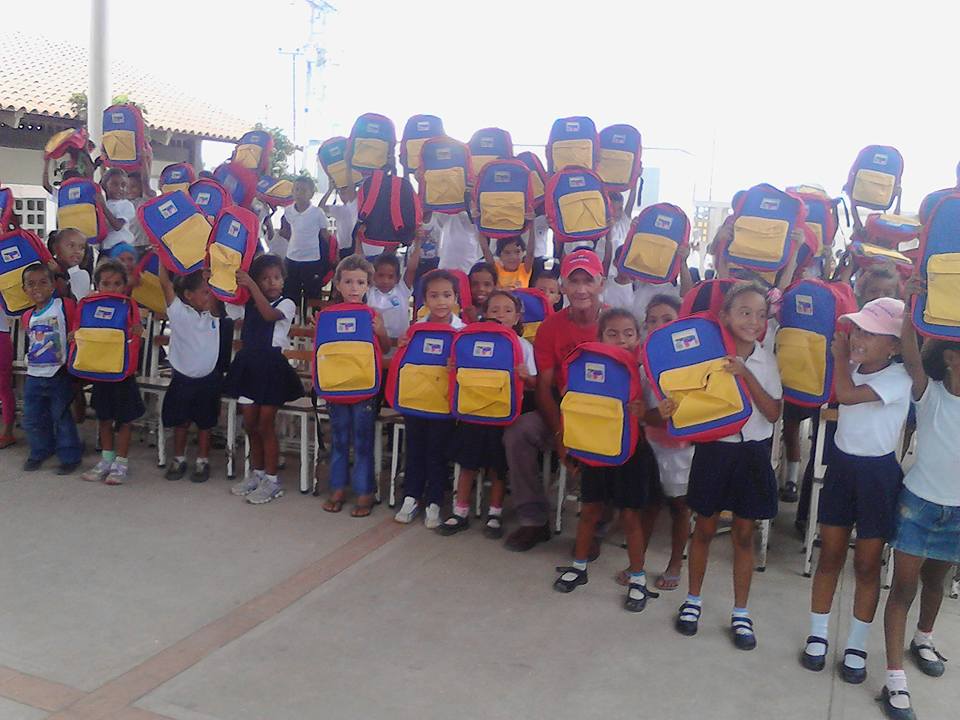 ATCoficial's tweet photo. #20MillonesDeLibros En las escuelas son pilares fundamentales para seguir construyendo una sociedad de paz. https://t.co/E5OtJ2jz88