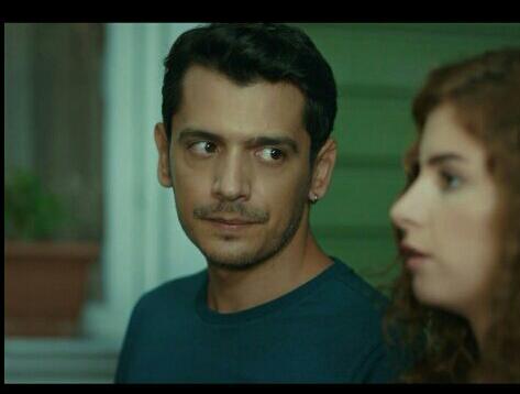 KASerdar__'s tweet photo. "Sen Pamir'e yakışıklı dersin benimle aynı eve girersin." bakışı 😏 @KANihan__ @KADefne__ https://t.co/lY71Tomfwt