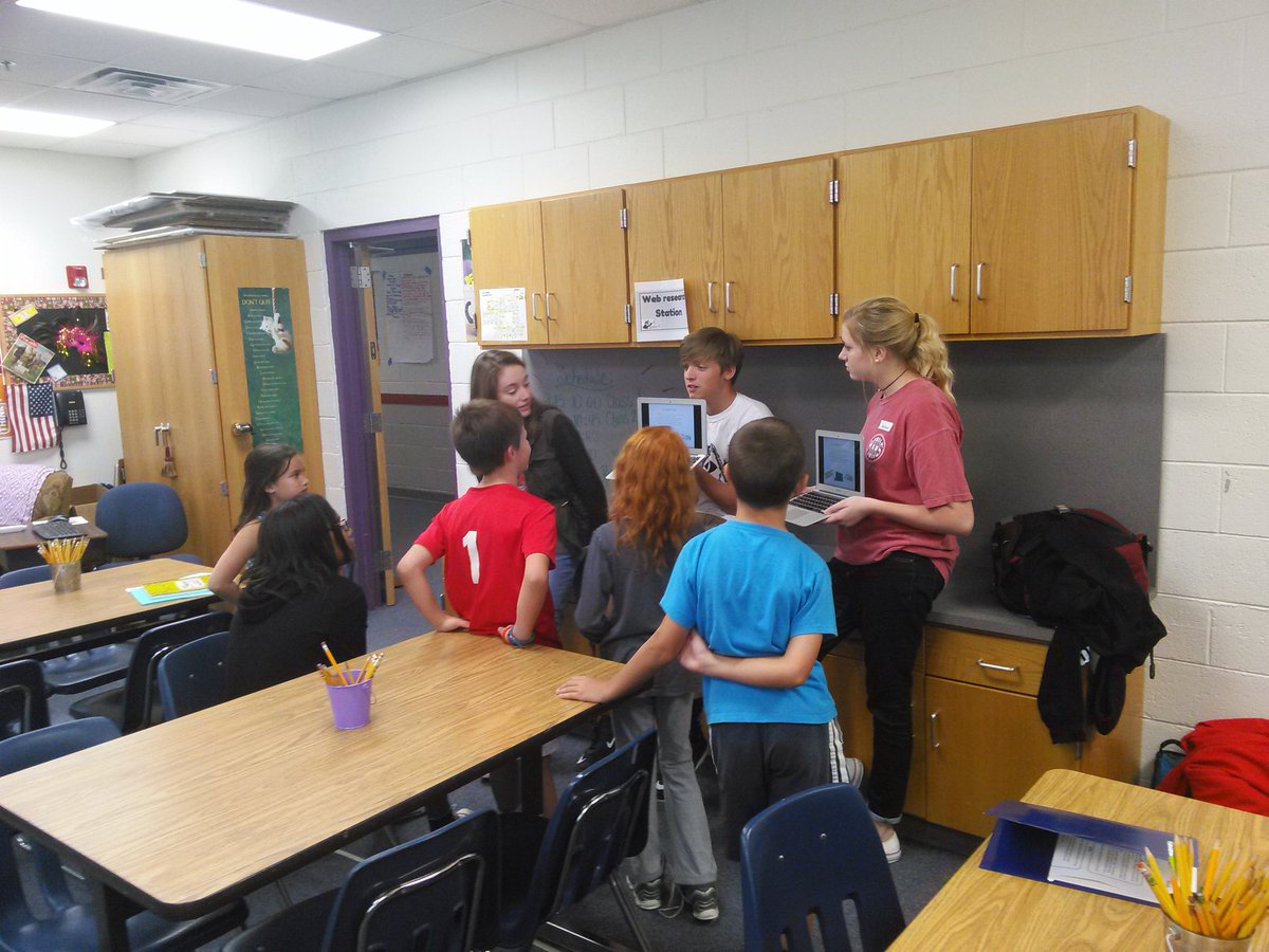 ALPHA students learn about research and finding credible resources from Boyd High School students! #misdgt #webblc #boydhighschool