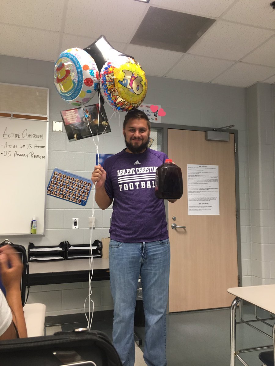 jjasmine_4's tweet photo. I want to be as happy as Coach Simms holding balloons and a gallon of sweet tea #dasdaddy https://t.co/sX5ehgBAPJ