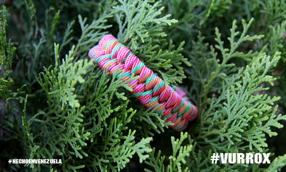 vurrox's tweet photo. ((((Brazalete )))) Para los más grandes y pequeños de la casa.
Usa tu mejor combinación,
Usa tus mejores colores, 
Solo usa lo mejor. https://t.co/3W3MYBZ6kY