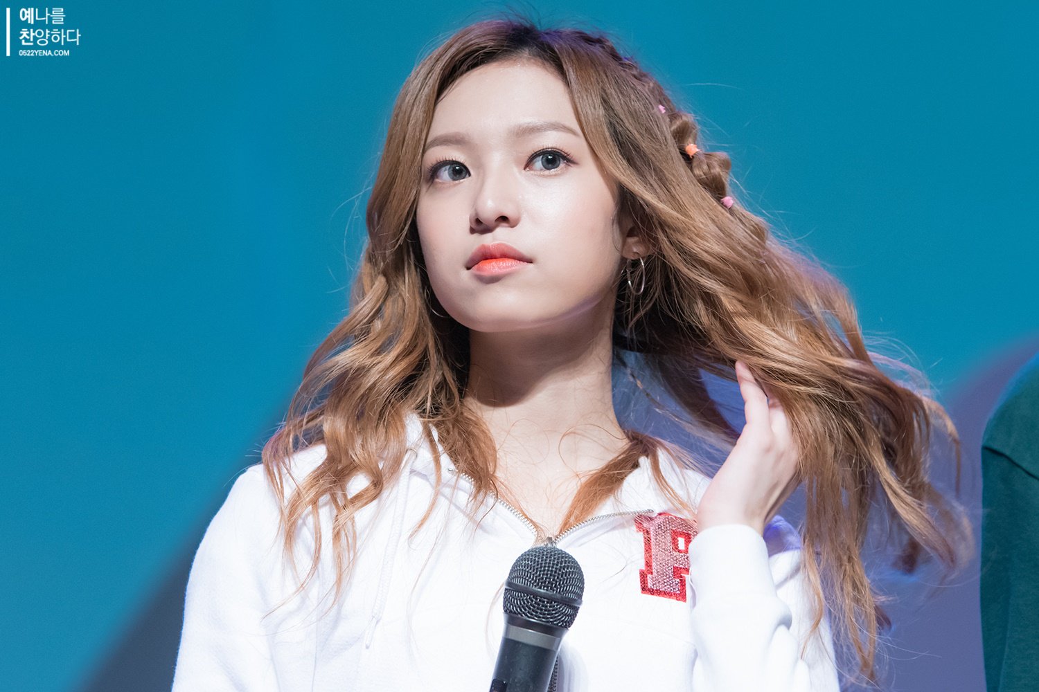 CuAx7PsVIAYT4py.jpg:orig