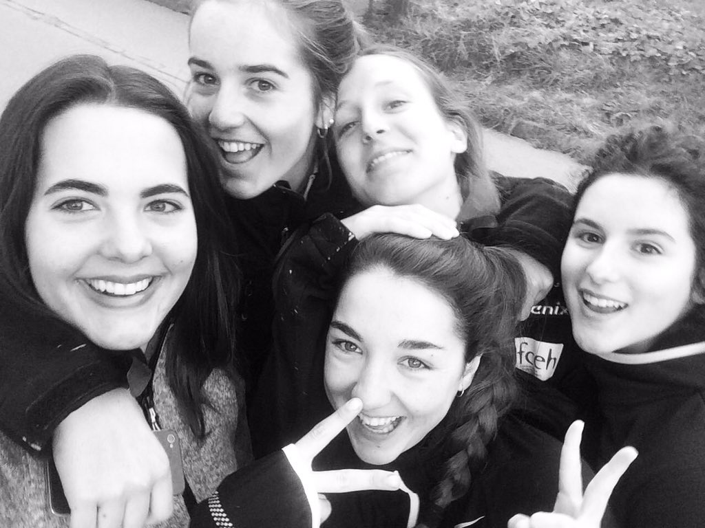 anetaeb's tweet photo. Algunas están disfrutando del sol en Saasfee💥☀️👌 #happyfaces #girls #soleteee https://t.co/c27tgs4ZHx