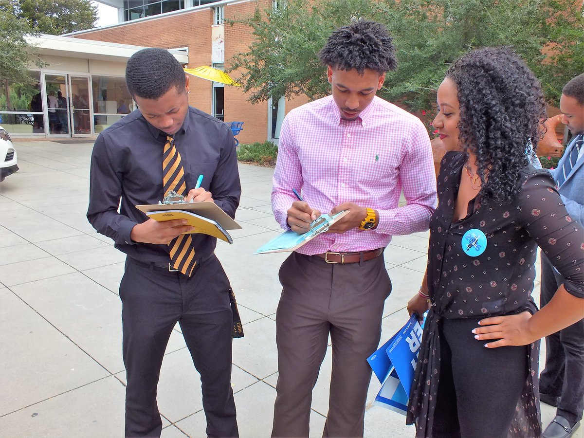 AJones_DC's tweet photo. Que Dogs on JCSU Campus - Giving All The Shifts #YoungBlackandVoting #JCSUGreeks #HBCUsForHillary #NCVotesEarly #AlwaysBeShifting https://t.co/JOhZsnS6uy