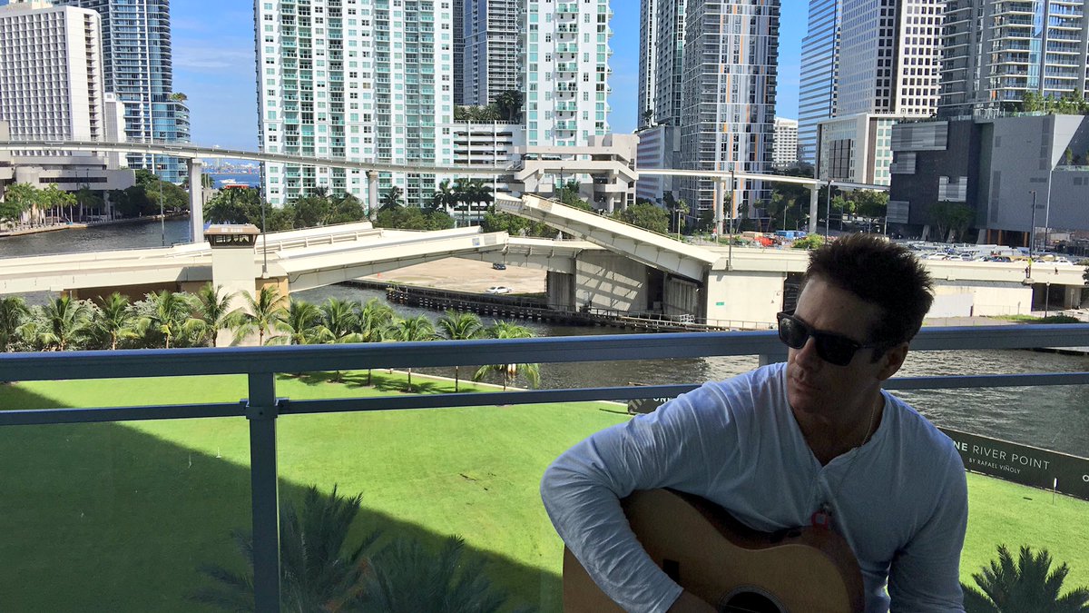 FerrCarrillo's tweet image. Miami waiting on #HurricaneMatthew to pass to finally get back home. "FALLING, SO HARD I AM FALLING OVER YOU" 🎼🎧🎹🎸🎸🎼🎧