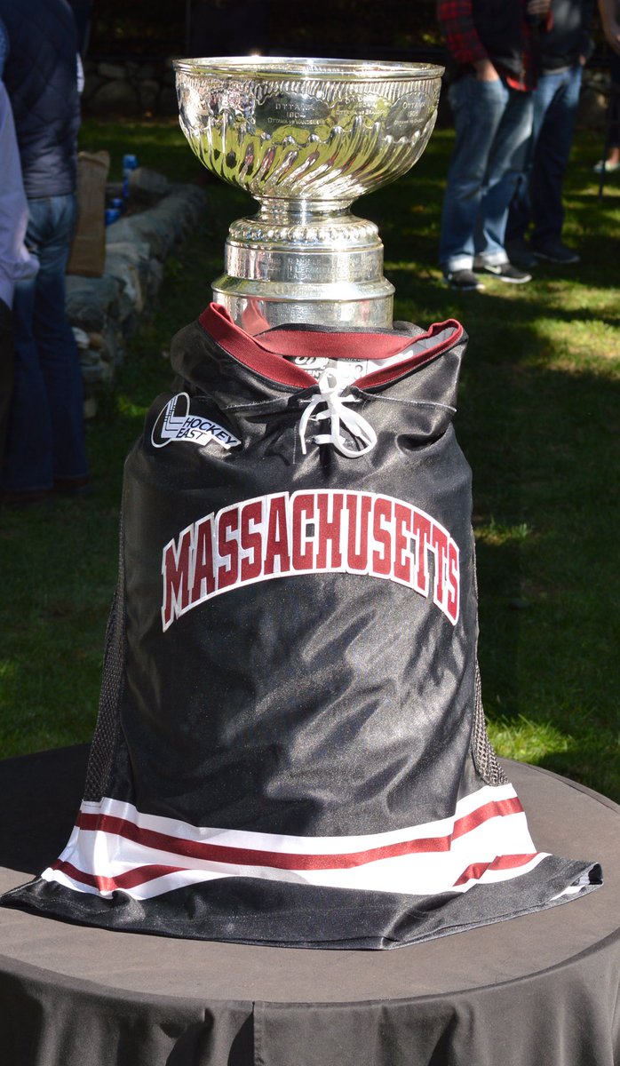 Look what is draped around the Stanley Cup! Go UMass Hockey!@JonathanQuick32 <a href="/csheary13/">Conor Sheary</a> <a href="/UMassHockey/">UMass Hockey</a>