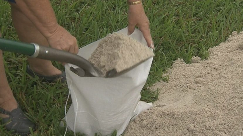 Here's where you can find FREE #sandbags in preps for Hurricane #Matthew bit.ly/2d3ZnTO?utm_me… https://t.co/eOgtrKWcGf