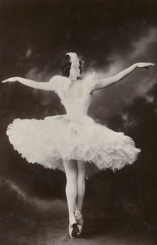 OBA_Dance's tweet photo. Twitter Trivia:
The Ballerina credited with being the 1st to dance en point:
Fanny Elssler 
Carlotta Grisi 
Anna Pavlova 
MarieTaglioni https://t.co/vLfkIiRFLx