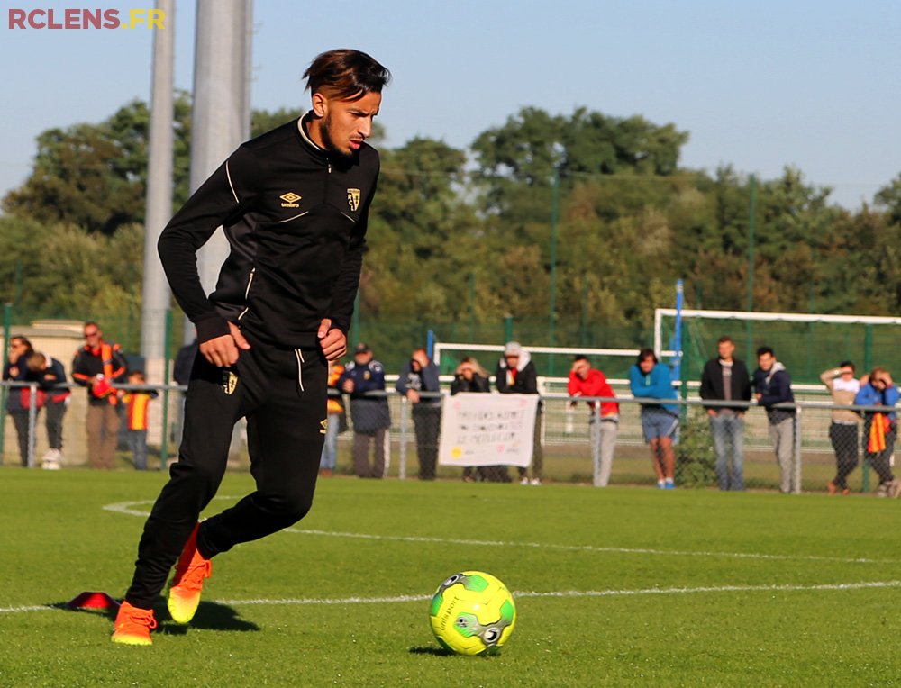 Zoubir_AZ10's tweet image. Les #photos d'Abdellah Zoubir lors de l'entraînement public de ce mercredi #AZ11 (cc @RCLens) 📷⚽