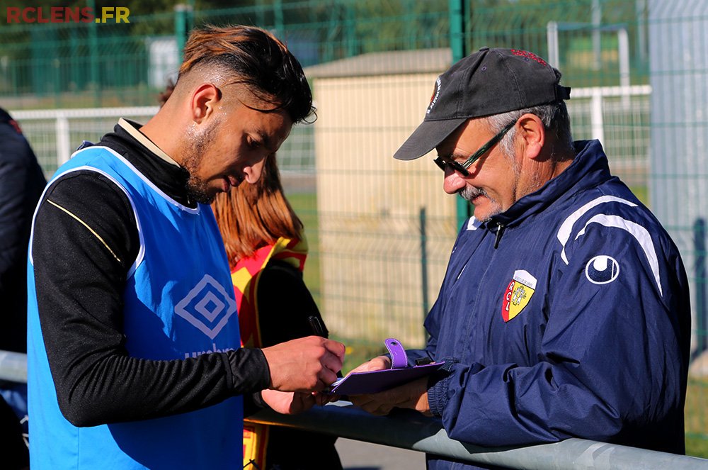Zoubir_AZ10's tweet image. Les #photos d'Abdellah Zoubir lors de l'entraînement public de ce mercredi #AZ11 (cc @RCLens) 📷⚽