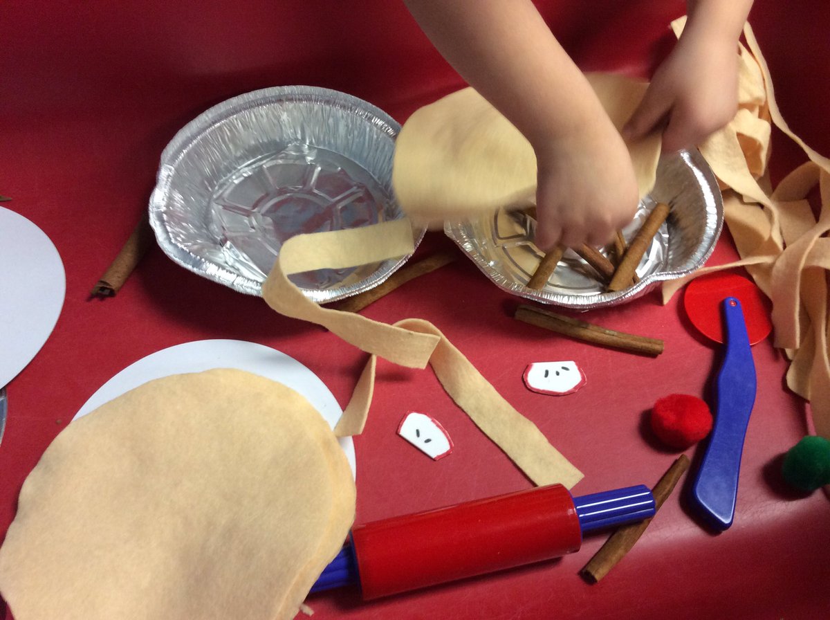 Sensory table fun, making apple pies! <a href="/theSMSD/">SM School District</a> @SMSDEC #SMISC #team512 #ourstory