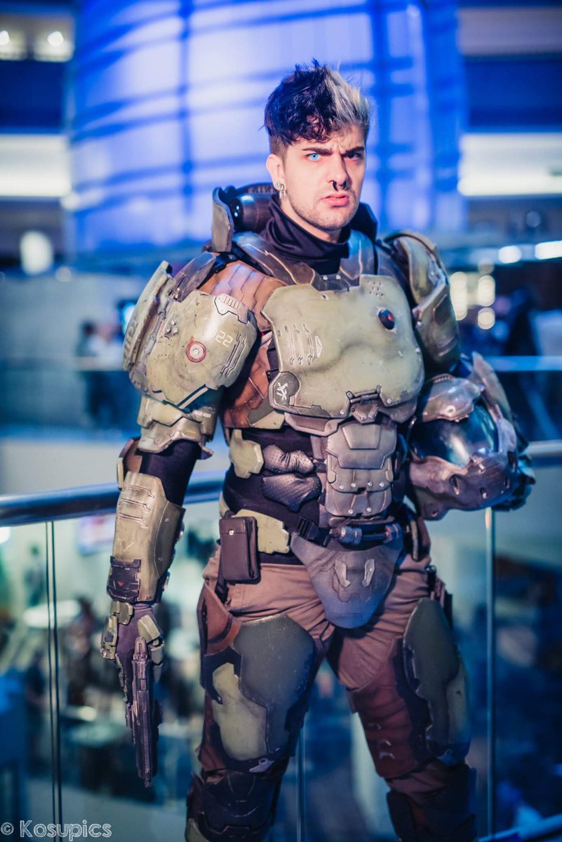 StoopidLeezard's tweet photo. Check it out, @delucacostumes sent me to Hell and back after letting me suit up in his legendary Doom armor. Photos by #Kosupics https://t.co/DMFE2D5IZW