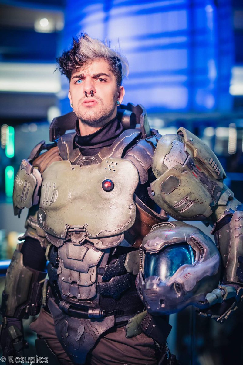 StoopidLeezard's tweet photo. Check it out, @delucacostumes sent me to Hell and back after letting me suit up in his legendary Doom armor. Photos by #Kosupics https://t.co/DMFE2D5IZW
