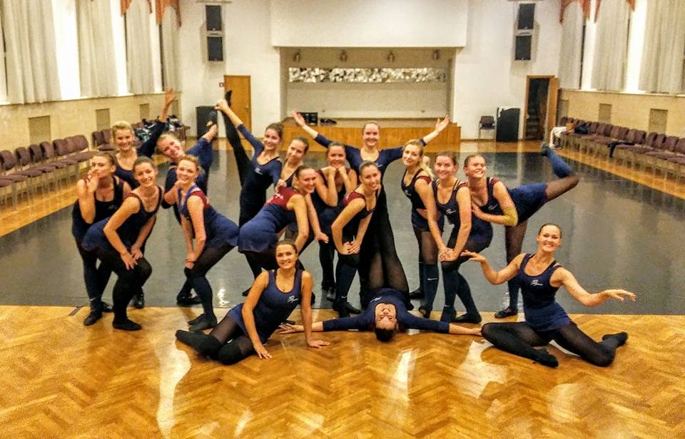 Šovakar mūsu skaistums uzdejoja vinu dikti koķetīgu deju! Tāpēc sūtam sveicienus saviem puišiem un gaidam, kad varēsim viņiem atrādīt!