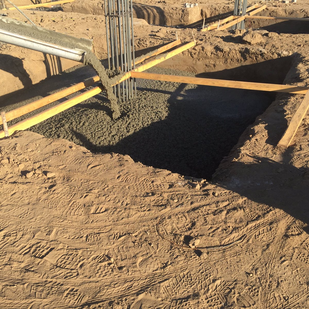WarrenMartin17's tweet photo. Pouring a new hotel in Clovis ca Central Valley fresno cluster https://t.co/poMpTCRNan