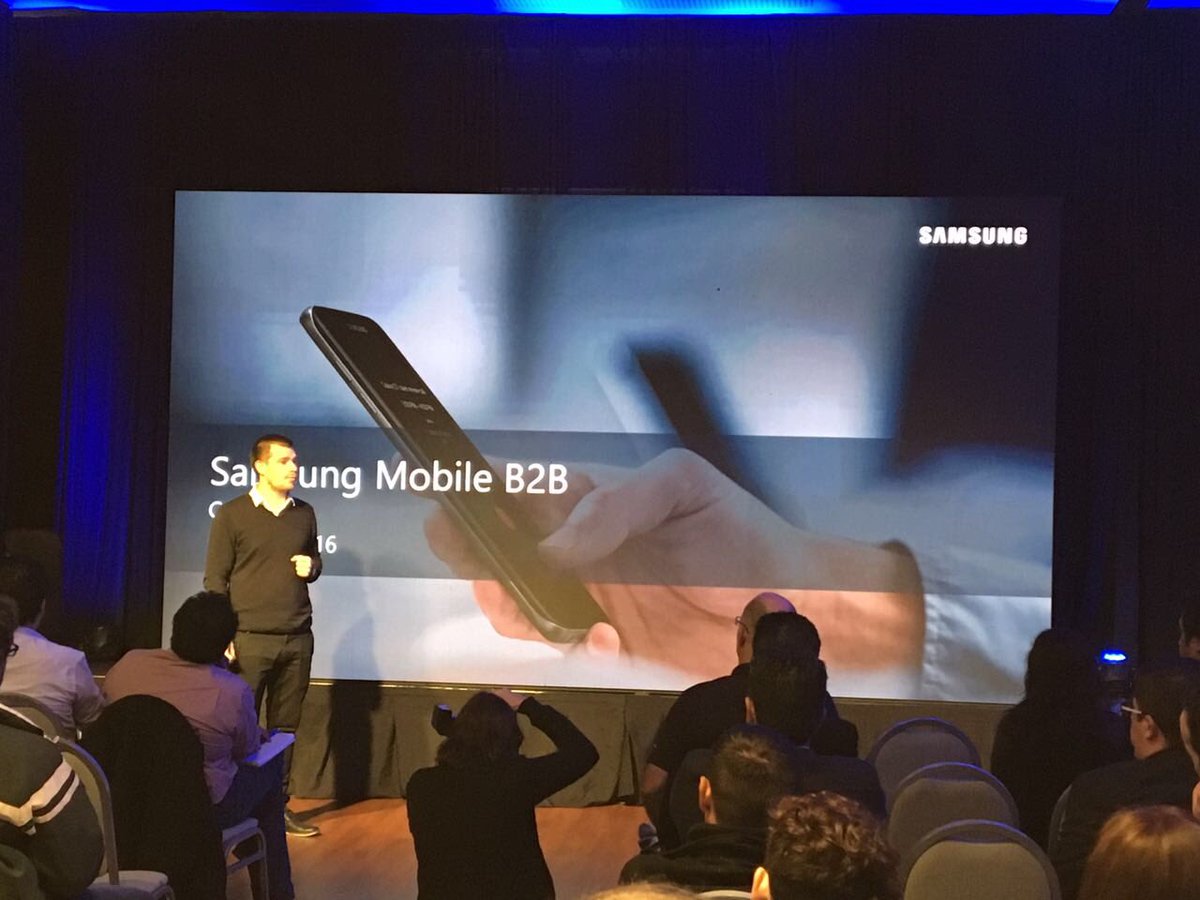 MoviEmpresasArg's tweet photo. Claudio Avila de @SamsungArg contándonos todas las novedades sobre sus productos #ETecno2016 https://t.co/m8IIwotfFV