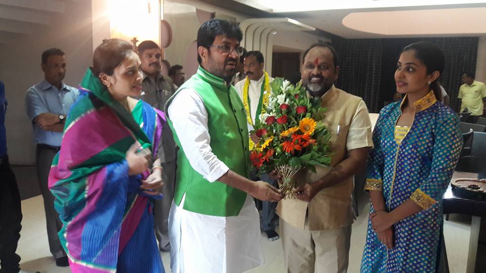 mahadevjankar10's tweet photo. माझे सहकारी राज्यमंत्री @ArjunKhotkar यांच्या निवासस्थानी खोतकर परिवाराकडून औक्षण करून व पुष्पगुच्छ देऊन स्वागत करण्यात करण्यात आले. https://t.co/ChxREDVTur