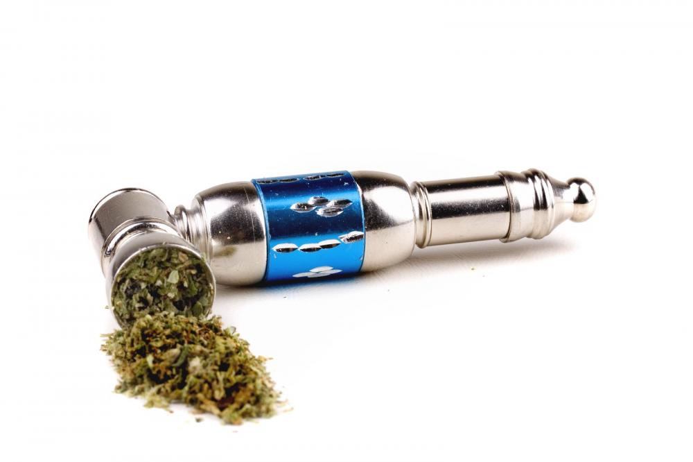 Конопля и трубка для фотографии сортов марихуаны