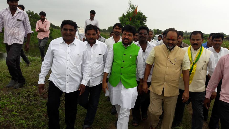 mahadevjankar10's tweet photo. जालना जिल्ह्यातील कडवंची येथे शेततळ्यामध्ये मत्स्यबीज सोडण्याचा कार्यक्रम झाला. यावेळी मत्स्यबीज सोडताना सोबत @ArjunKhotkar व इतर गावकरी. https://t.co/6yqzk0fTcT