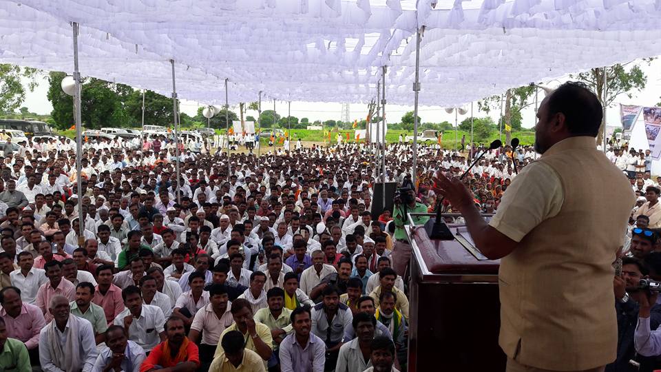 mahadevjankar10's tweet photo. जालना जिल्यातील कडवंची येथे माझ्या उपस्थितीत शेतकरी मेळावा पार पडला. यावेळी सरकारच्या विविध योजनांची माहिती व मार्गदर्शन शेतकऱ्यांना दिले. https://t.co/6UTZDNBRwV