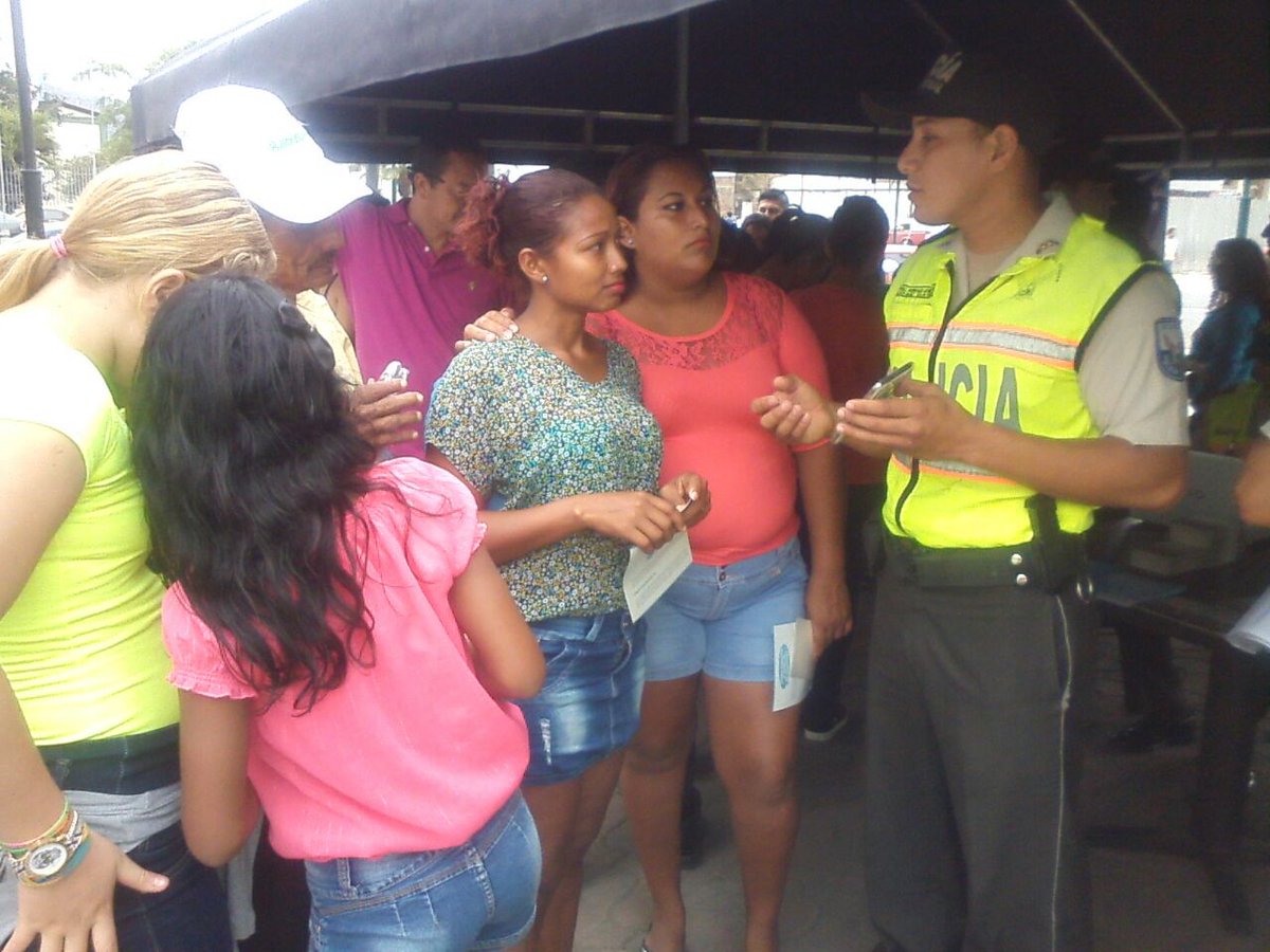 PoliciaEcuador's tweet photo. Para una mejorar la atención a la ciudadanía nuestros compañeros activan #BotónDeSeguridad durante campaña #CuidandoDeTi" en #Portoviejo https://t.co/IX9t4JeVXy